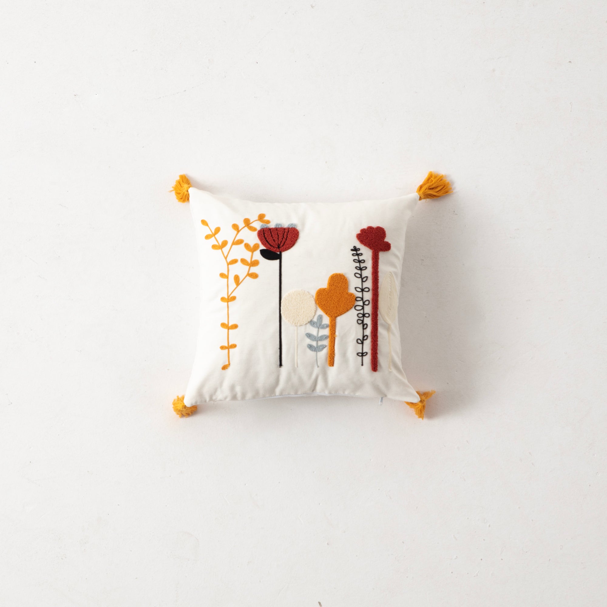 Dekoratif Punch İşlemeli Püsküllü Keten Kırlent Kılıfı