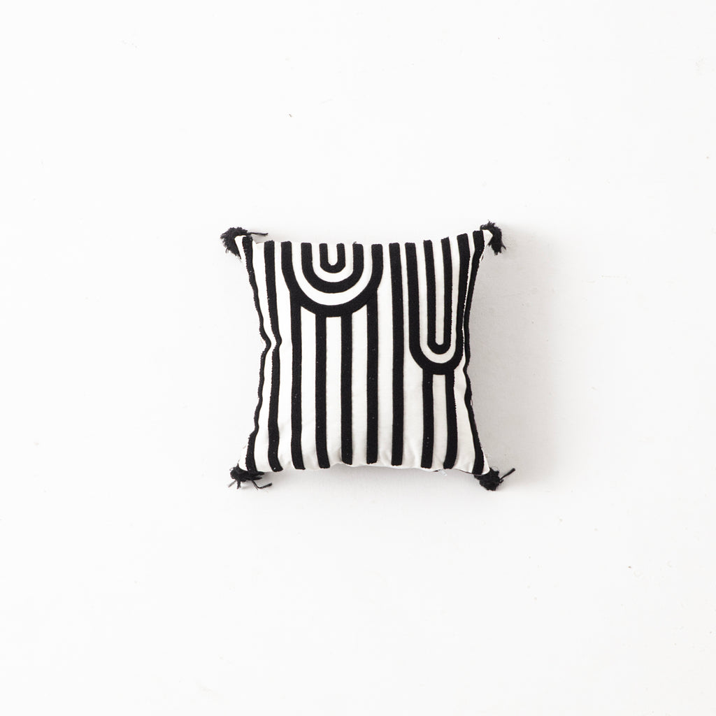 Dekoratif Punch İşlemeli Püsküllü Keten Kırlent Kılıfı, Siyah