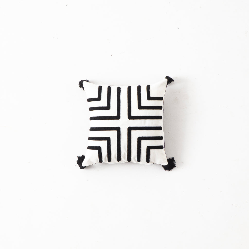 Dekoratif Punch İşlemeli Püsküllü Keten Kırlent Kılıfı, Siyah