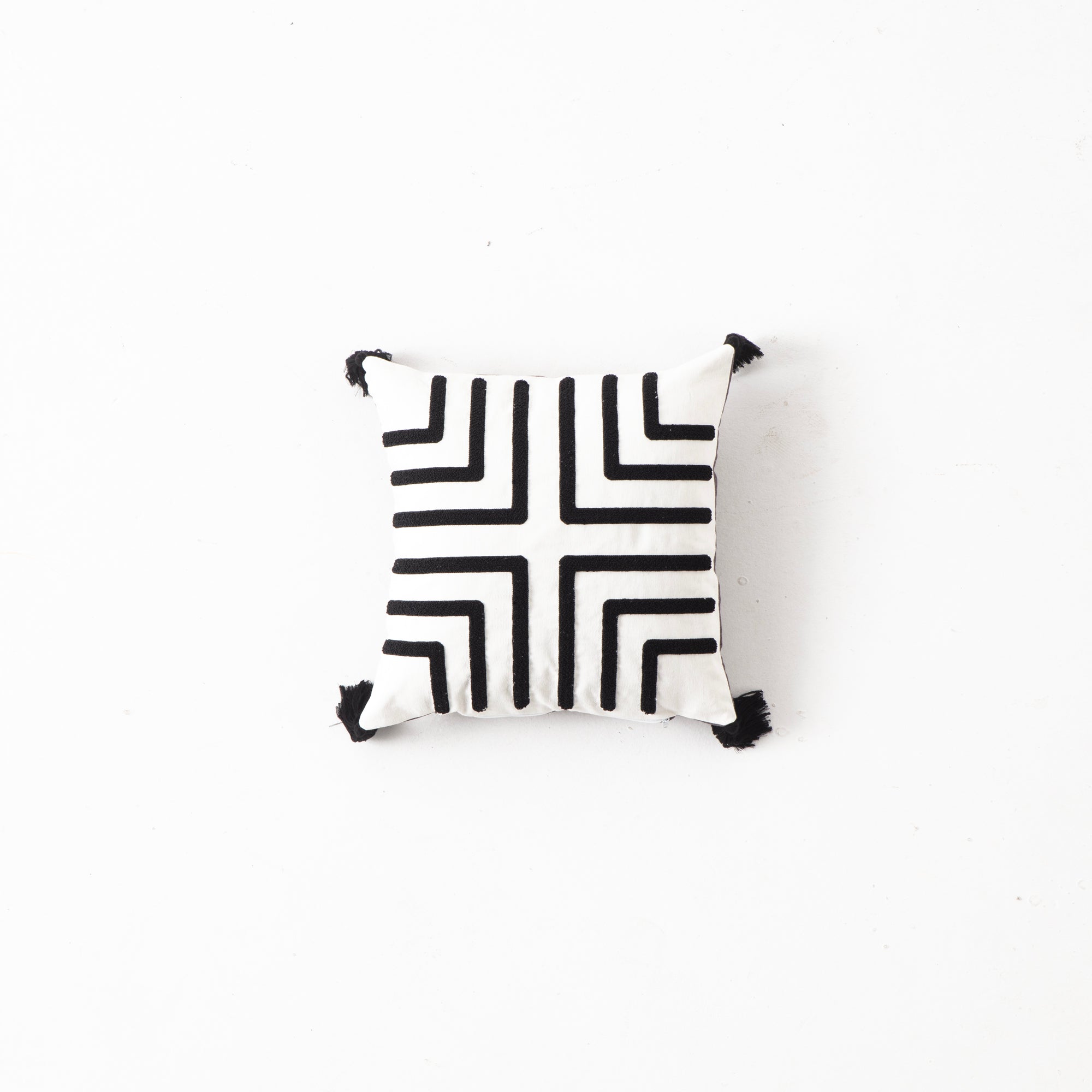 Dekoratif Punch İşlemeli Püsküllü Keten Kırlent Kılıfı, Siyah