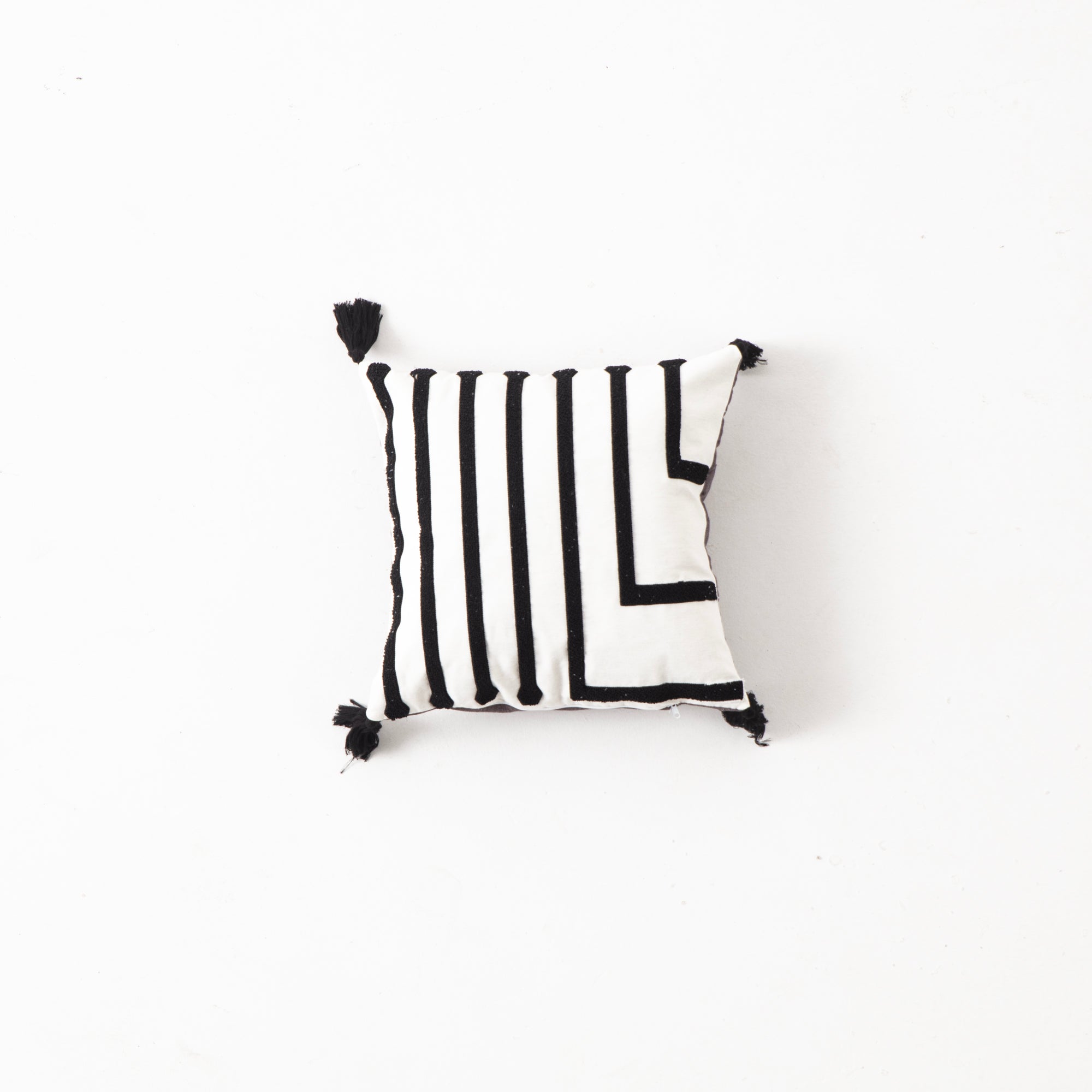 Dekoratif Punch İşlemeli Püsküllü Keten Kırlent Kılıfı, Siyah