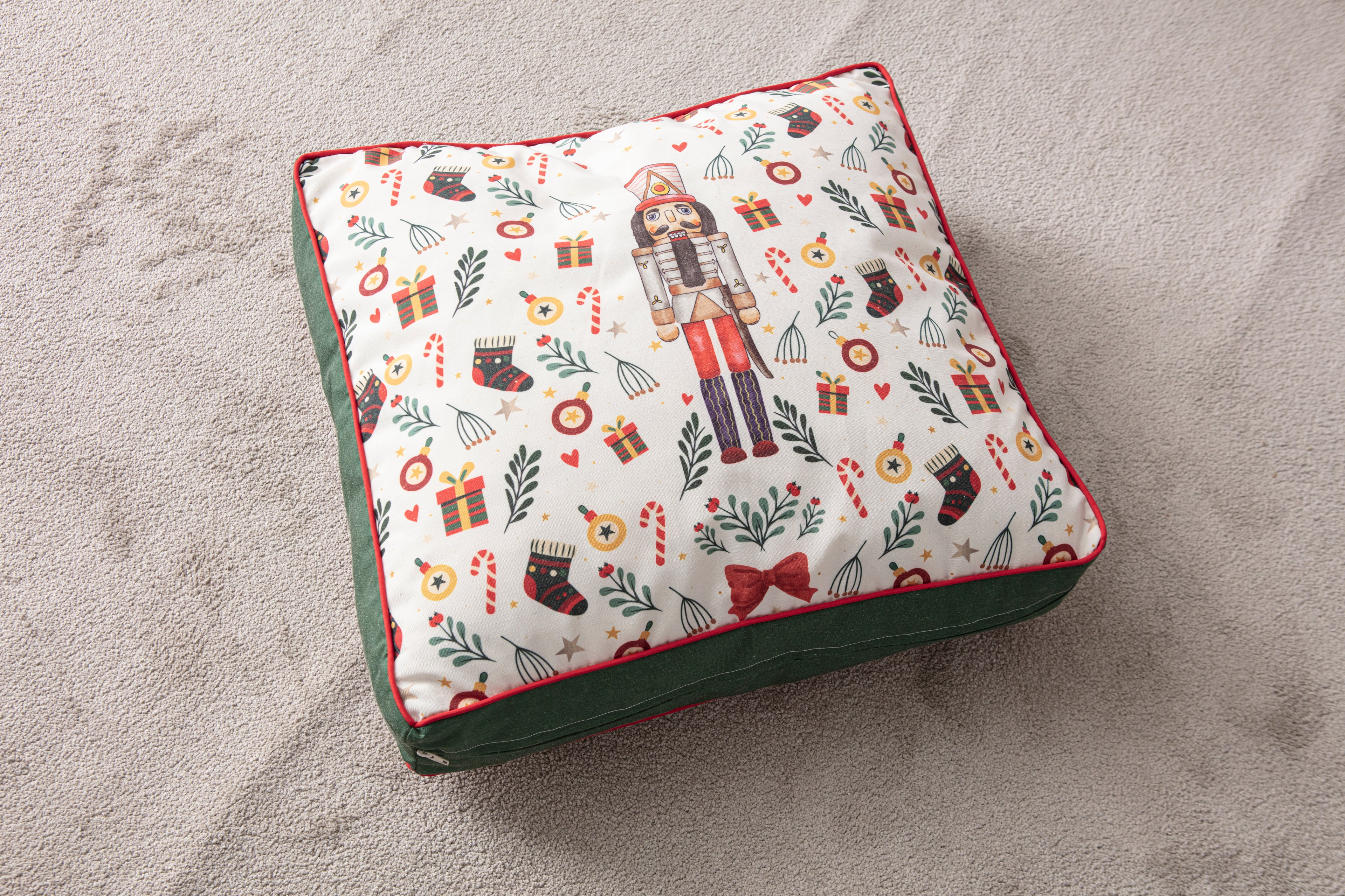 Kokina Premium Serisi, Kare Yer Minderi, 60x60cm, Yılbaşı Desenli