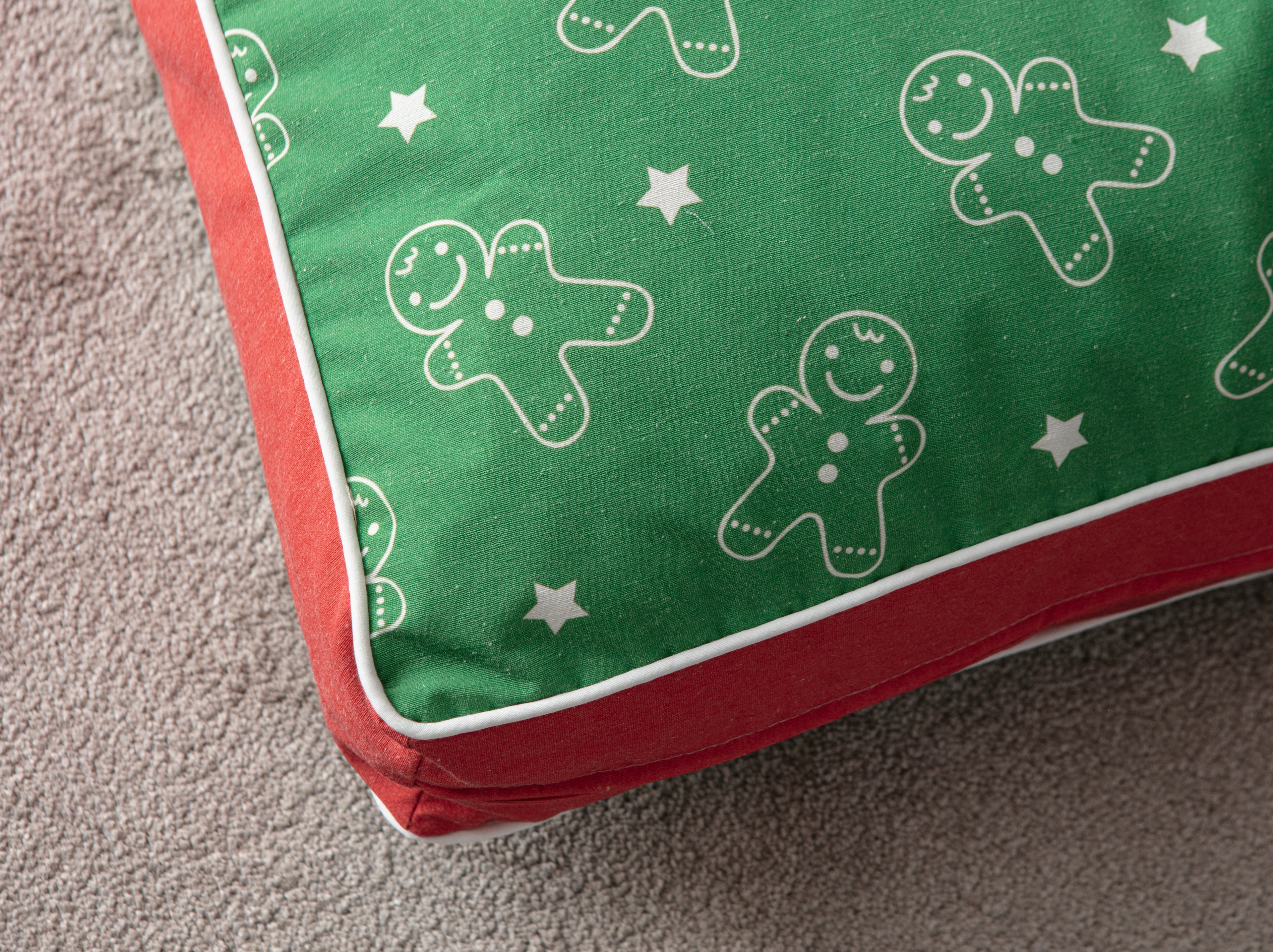 Kokina Premium Serisi Kare Yer Minderi, 60x60 cm, Yeşil, Yılbaşı Kurabiyesi Desenli