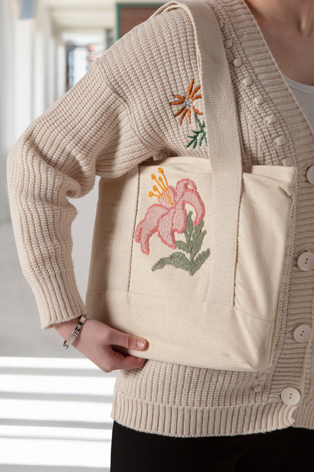 Pembe Çiçek Desenli Bez Keten Omuz Çantası, Plaj Çantası, İşlemeli El ve Kol Çantası %100 Pamuk 36x29 cm