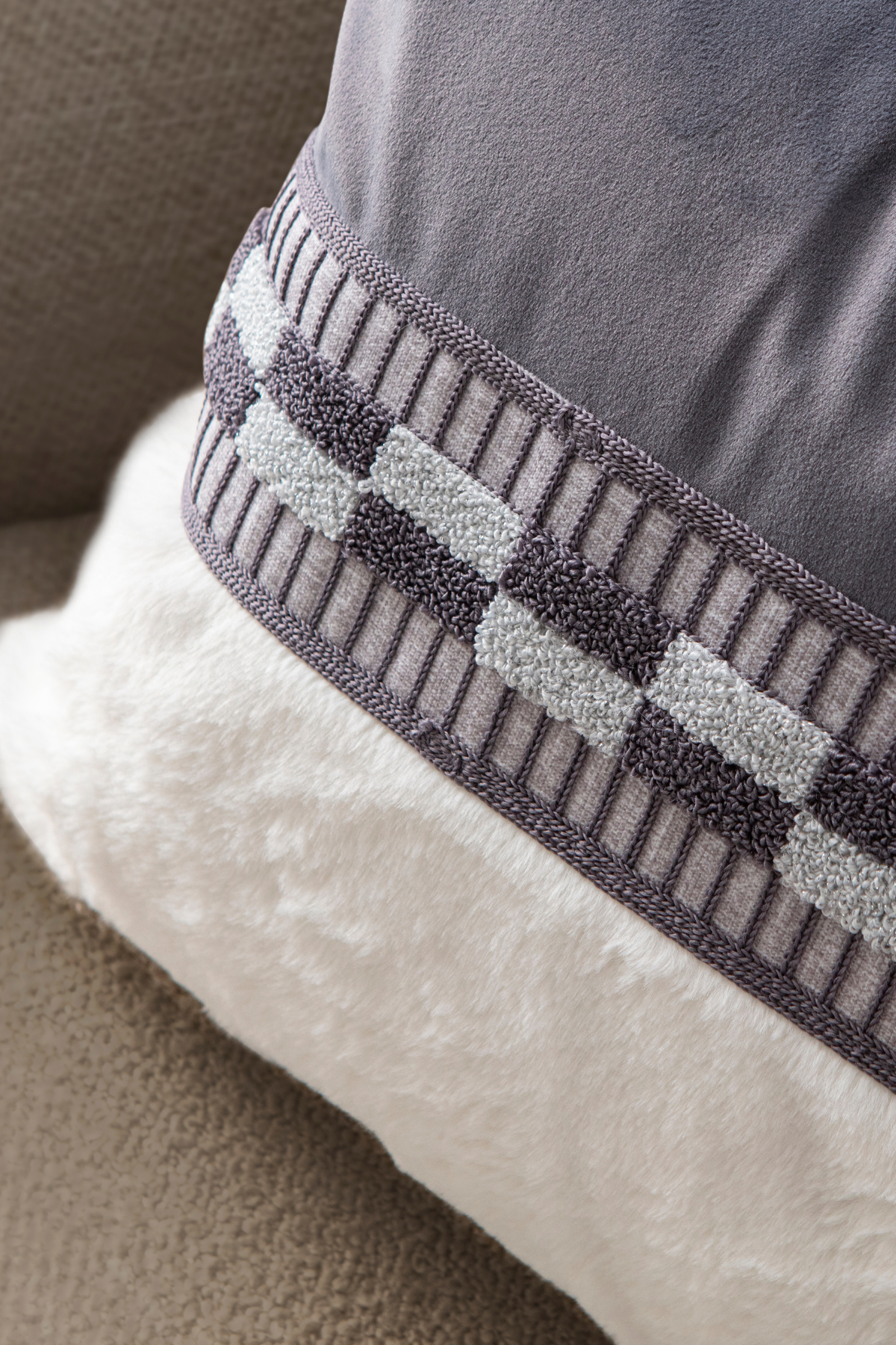 Premium Biyeli Tavşan Tüyü & Punch İşlemeli Tekli Dekoratif Özel Tasarım Kırlent Kılıfı