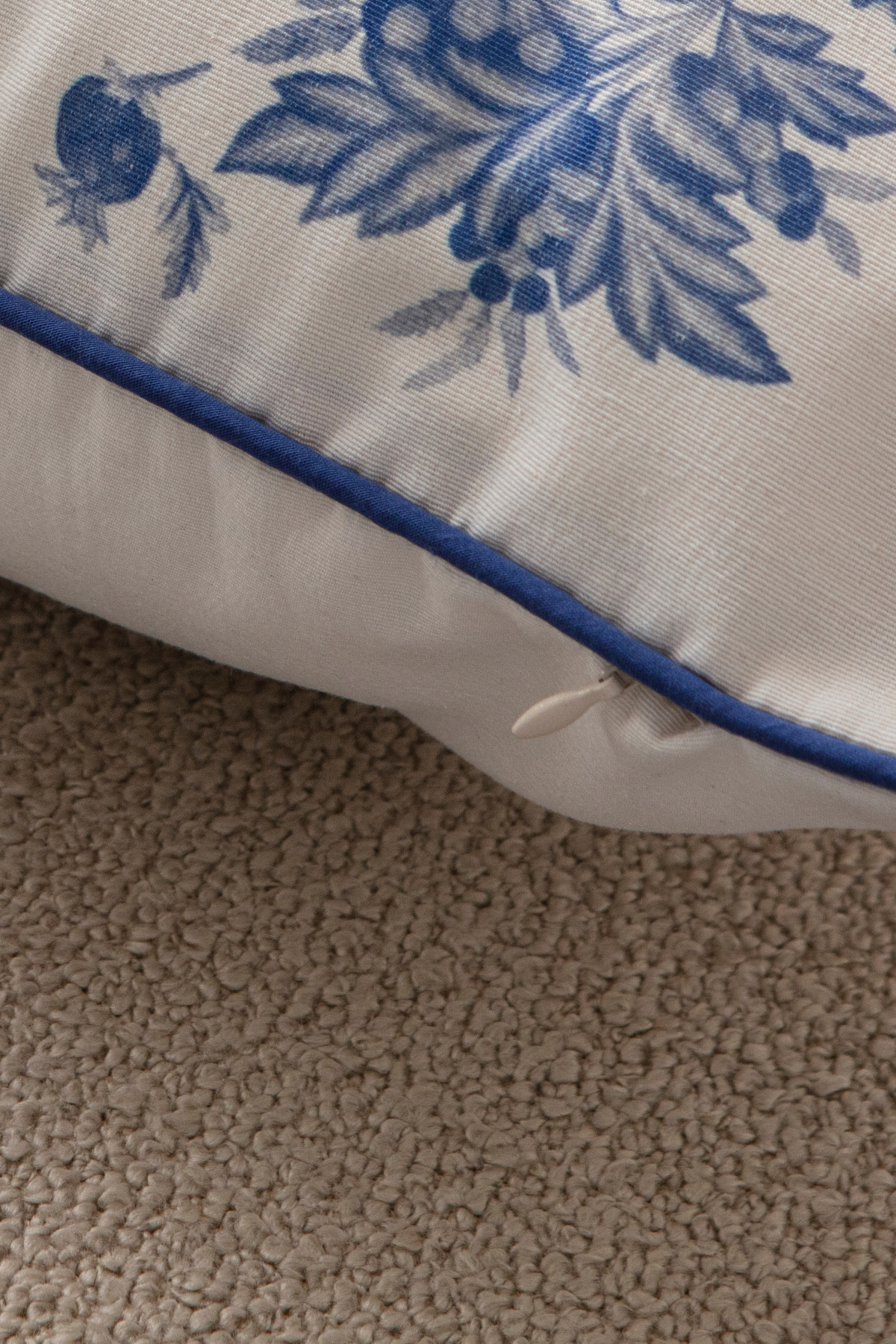 Elysian Blue Özel Tasarım Biyeli Kırlent Kılıfı, Dekoratif Mavi Kırlent Kılıfı 43x43cm