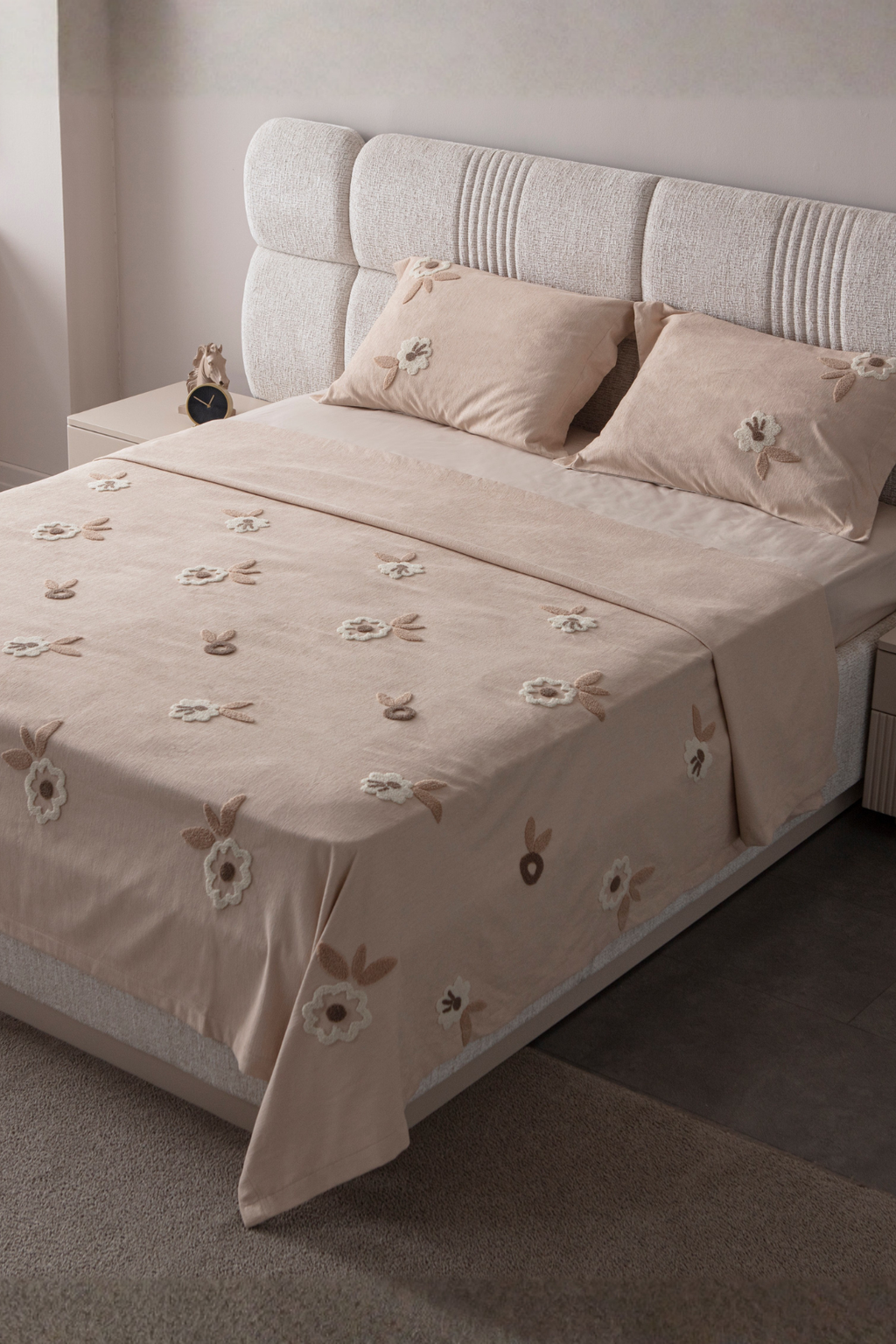 Lalezar Desen Çift Kişilik Nakışlı Yatak Örtüsü Seti Şönil Kumaş Punch Nakışlı 240x260cm