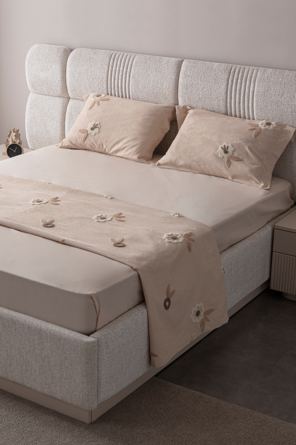 Lalezar Desen Çift Kişilik Nakışlı Yatak Örtüsü Seti Şönil Kumaş Punch Nakışlı 240x260cm