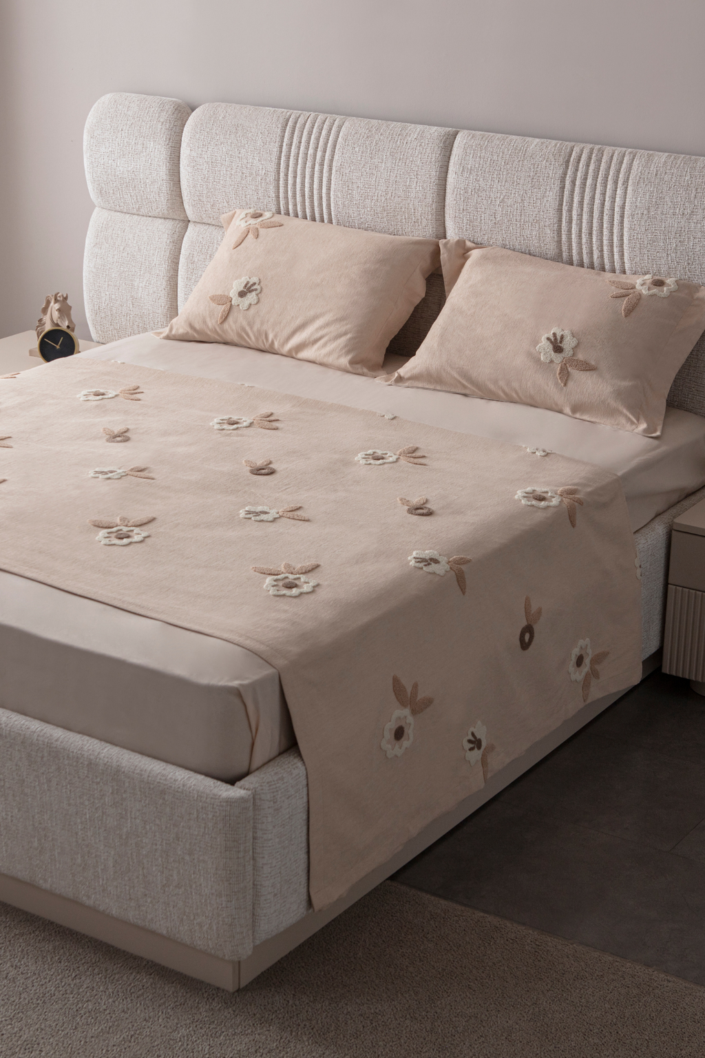 Lalezar Desen Çift Kişilik Nakışlı Yatak Örtüsü Seti Şönil Kumaş Punch Nakışlı 240x260cm